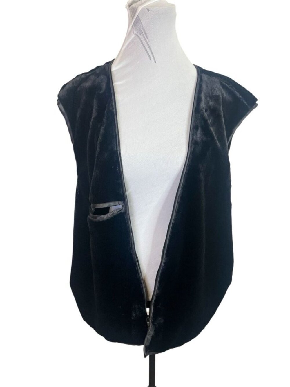 United Face New York Faux Fur Vest Liner Leather Label Satin Trim Nylon Interior